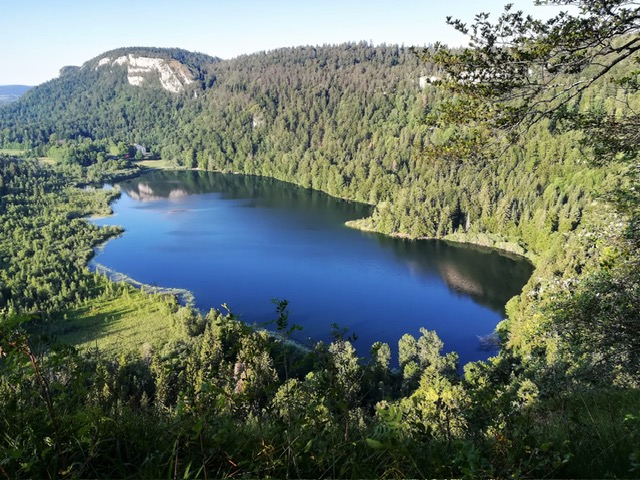 La méditation du lac est une pratique symbolique classique pour ressentir en soi un calme profond et gagner en stabilité émotionnelle en laissant le réel se refléter à la surface du mental et des émotions exactement tel qu'il est.