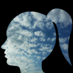 Le cerveau est ce moulin à pensées dont la fonction est de produire des pensées en continu. Les pensées sont comme des nuages dans la conscience. Il suffit d'observer et de les laisser passer sans alimenter ni les repousser pour retrouver sa liberté et sa sérénité.